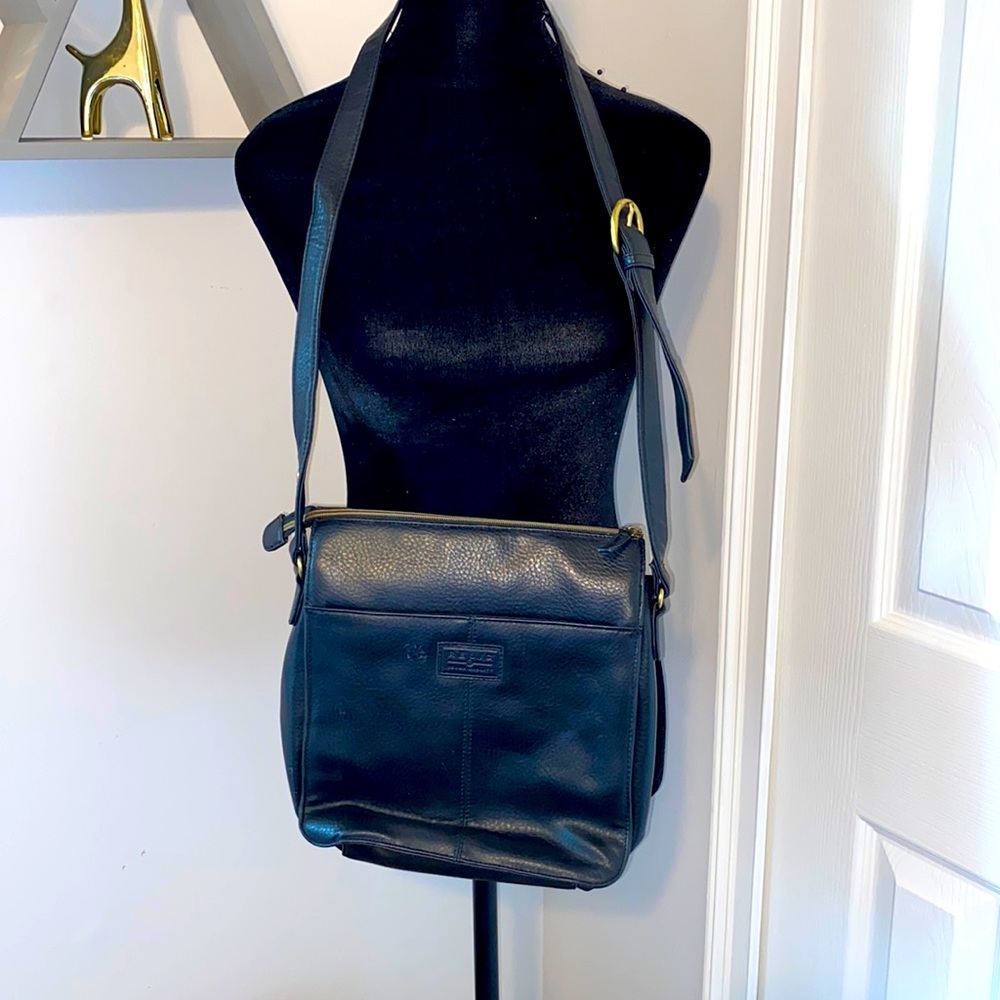 Relic Black Leather Purse in EUC, gently used a few times. No defects no stains